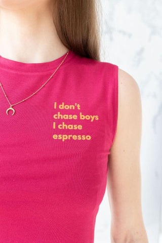 She Vibes - Różowy damski zestaw sportowy spódnico-spodenki "I don't chase boys I chase espresso”